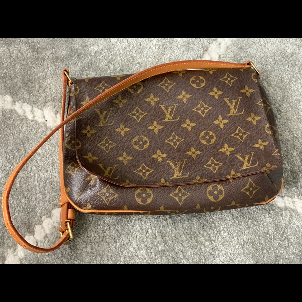 Louis Vuitton authentic musette tango shoulder bag